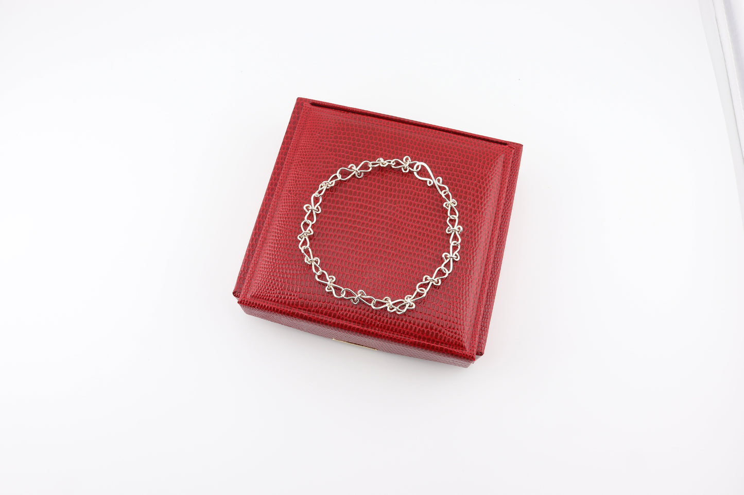 Customizable Infinity Bow Chain Bracelet in Argentium® Silver
Elevate your jewelry collection with this elegant Infinity Bow Chain Bracelet, handcrafted in our Missouri studio by Elkhorn Silver™. Made from premium Argentium® 935 sterling silver, this bracelet is hypoallergenic, tarnish-resistant, and ideal for sensitive skin.  Gift Ready in Red Faux Leather Gift Box.