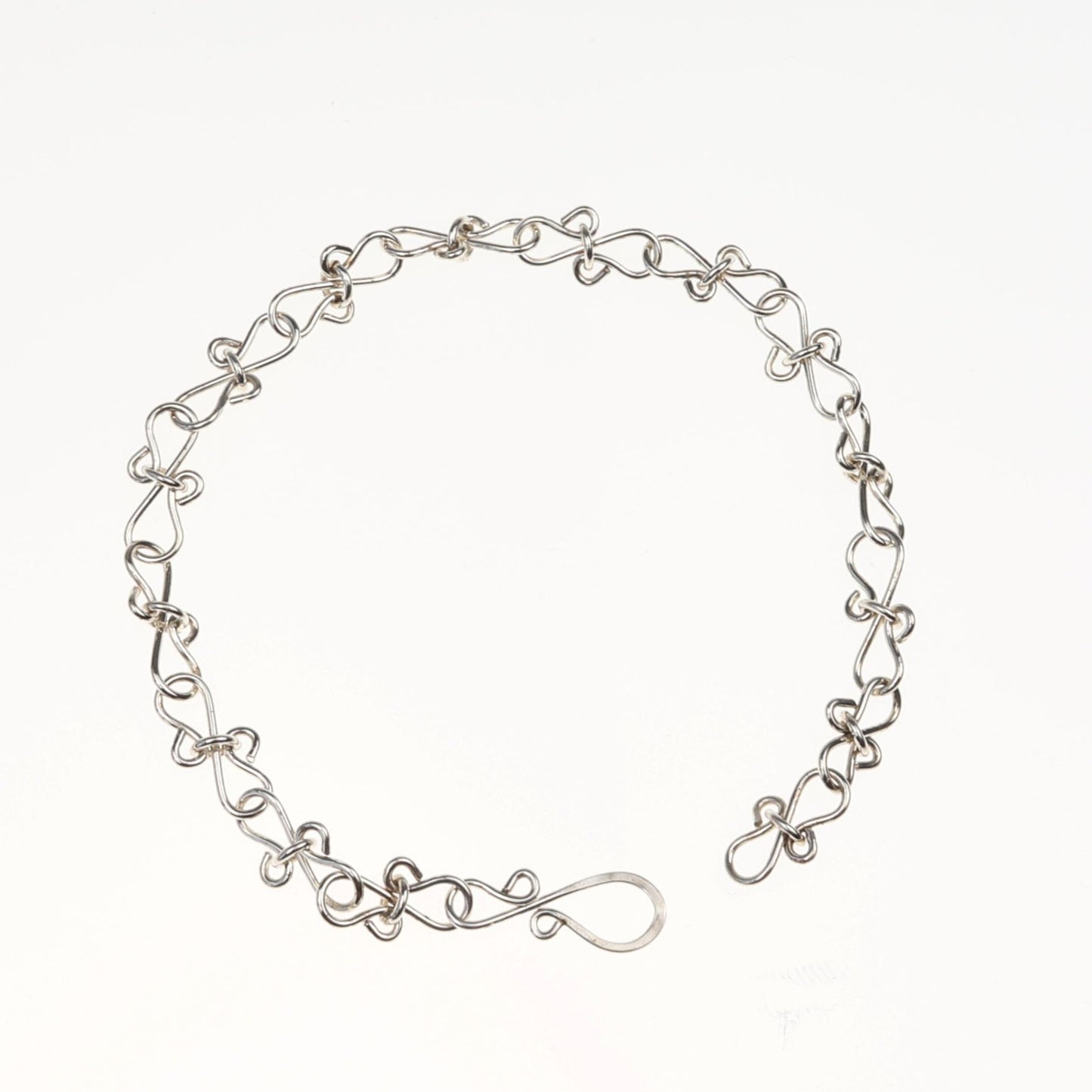 Customizable Infinity Bow Chain Bracelet in Argentium® Silver
Elevate your jewelry collection with this elegant Infinity Bow Chain Bracelet, handcrafted in our Missouri studio by Elkhorn Silver™. Made from premium Argentium® 935 sterling silver, this bracelet is hypoallergenic, tarnish-resistant, and ideal for sensitive skin.