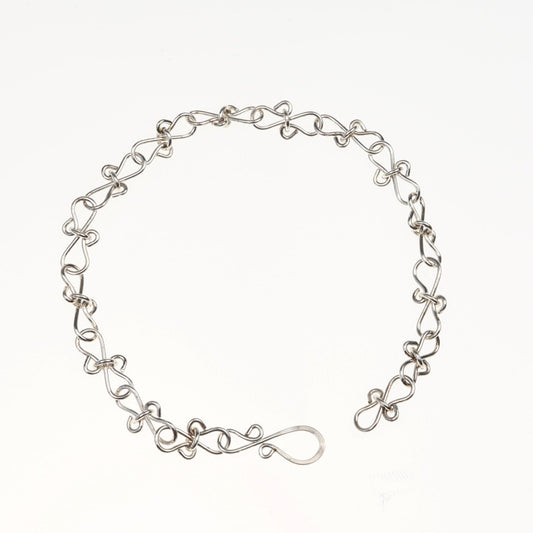Customizable Infinity Bow Chain Bracelet in Argentium® Silver
Elevate your jewelry collection with this elegant Infinity Bow Chain Bracelet, handcrafted in our Missouri studio by Elkhorn Silver™. Made from premium Argentium® 935 sterling silver, this bracelet is hypoallergenic, tarnish-resistant, and ideal for sensitive skin.