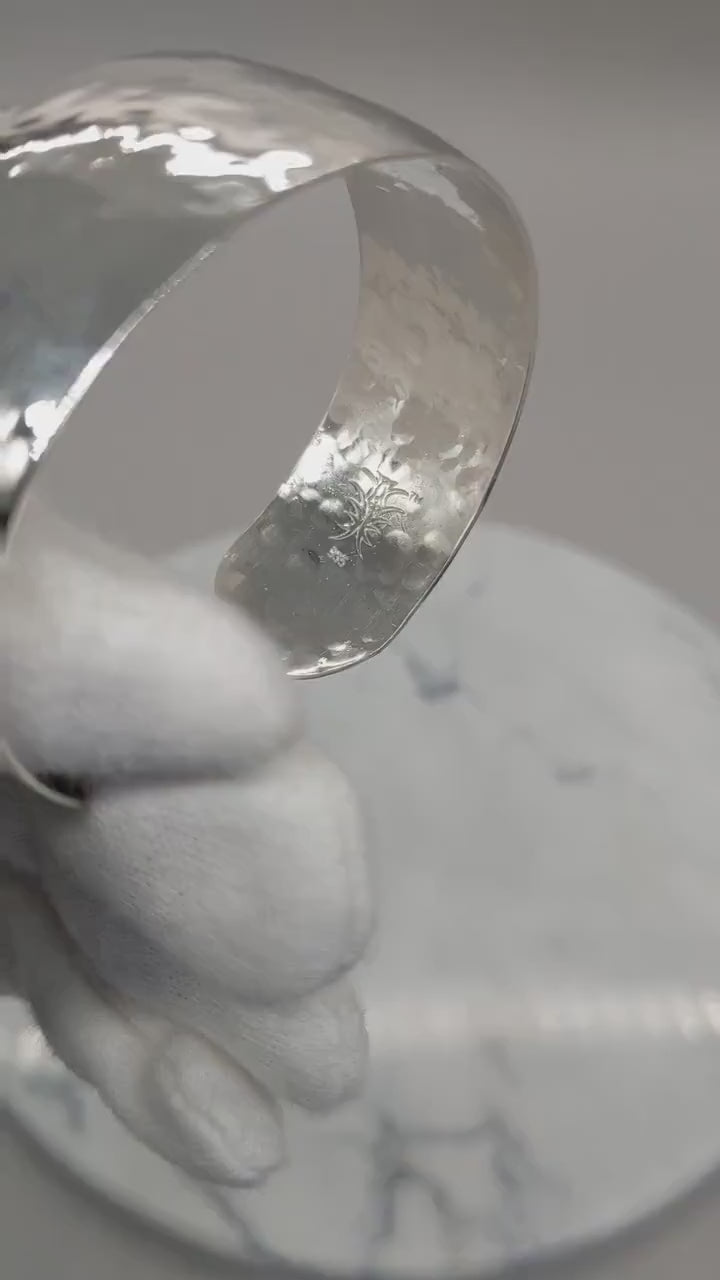 A visual demo of this bracelet and how it fits on a human wrist.