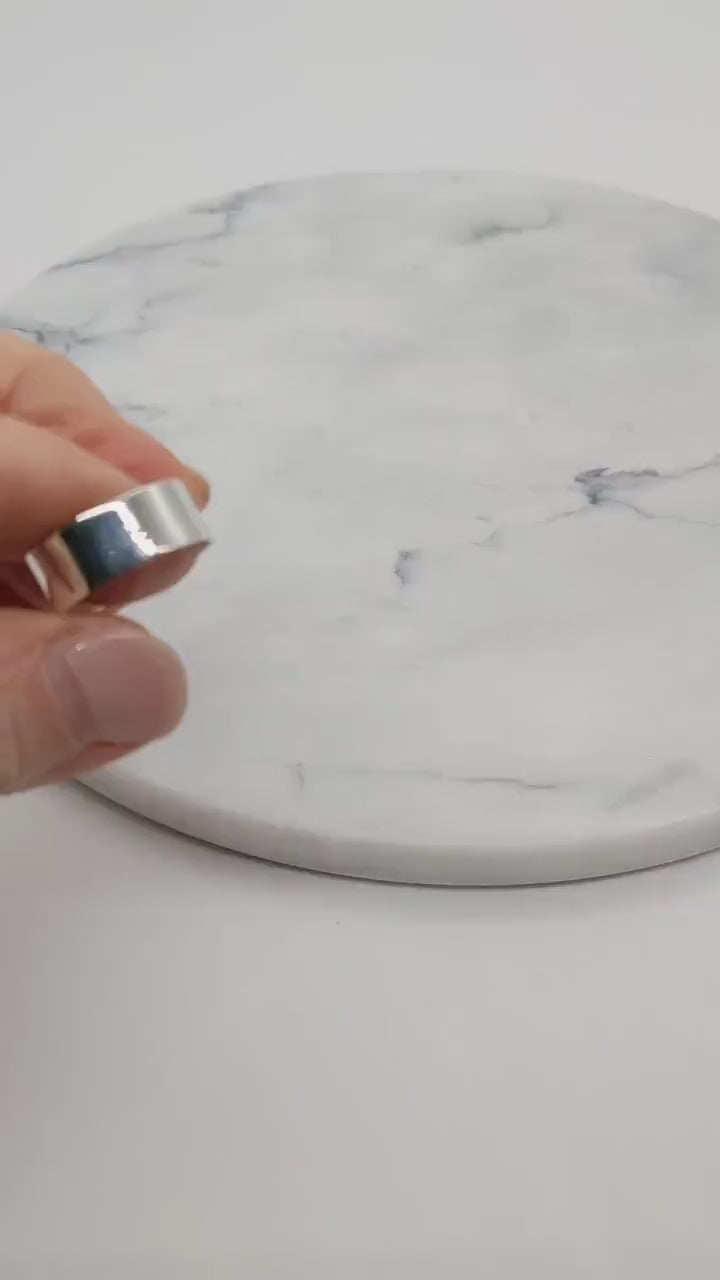 Short demo video highlighting the ring’s subtle anticlastic curve—designed for both comfort and elegance. Clip includes a try-on to show the fit, contour, and effortless everyday wear.