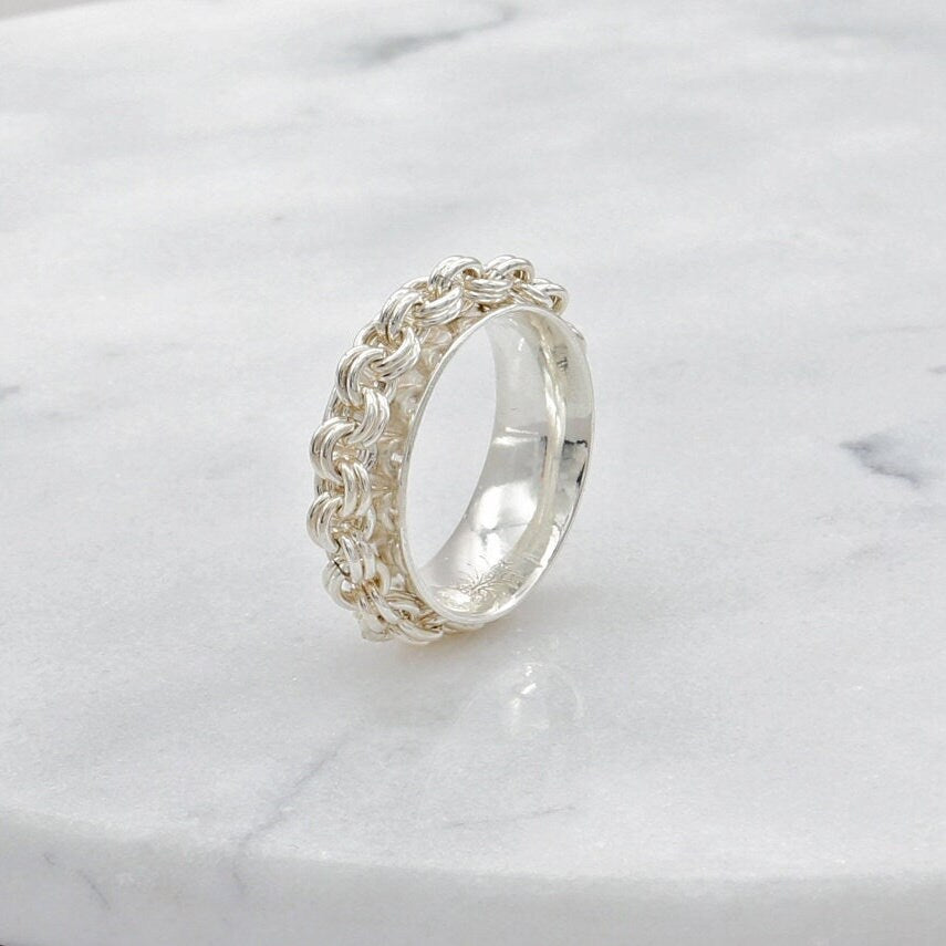 Double cable chain detail on handcrafted rotating ring