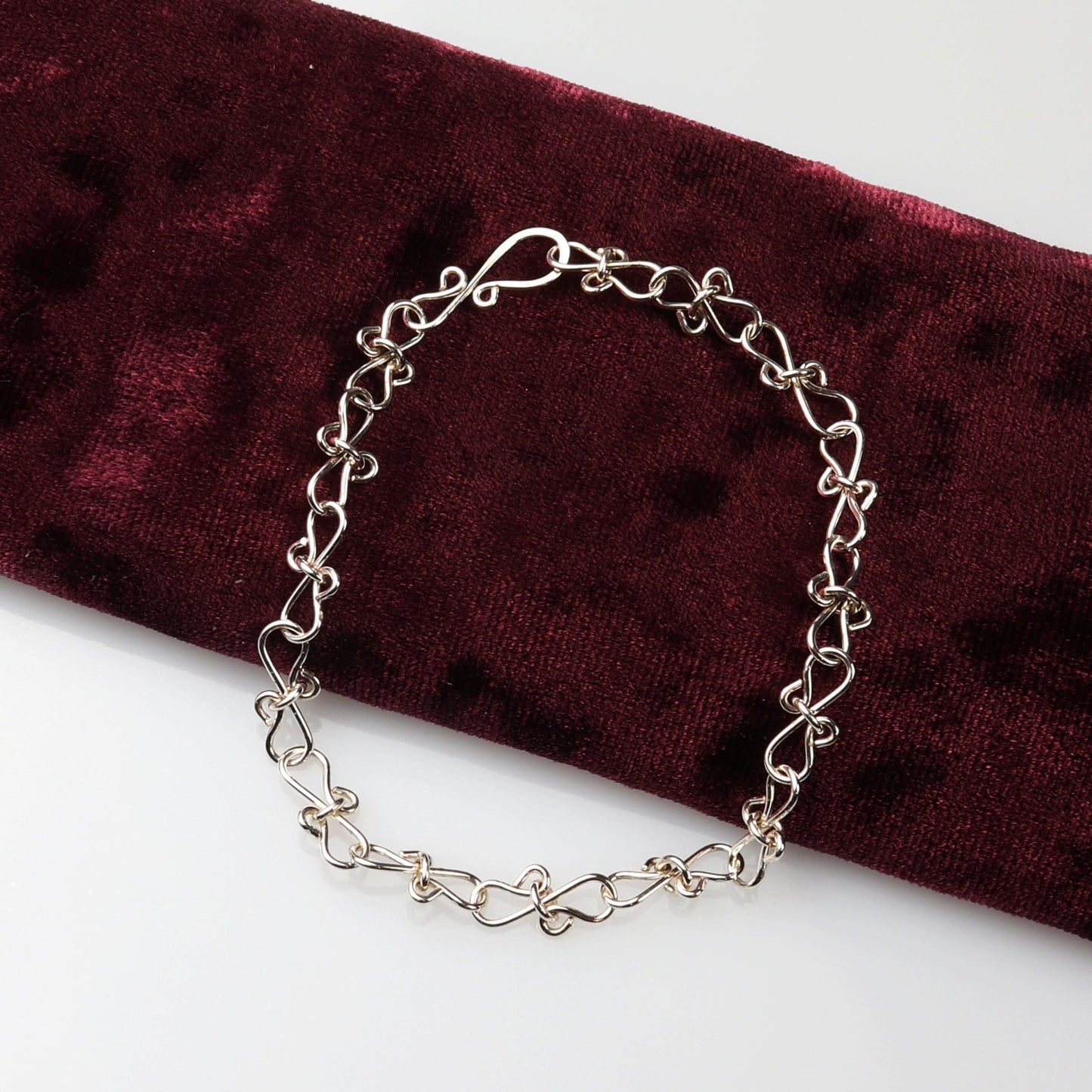 Customizable Infinity Bow Chain Bracelet in Argentium® Silver
Elevate your jewelry collection with this elegant Infinity Bow Chain Bracelet, handcrafted in our Missouri studio by Elkhorn Silver™. Made from premium Argentium® 935 sterling silver, this bracelet is hypoallergenic, tarnish-resistant, and ideal for sensitive skin.
