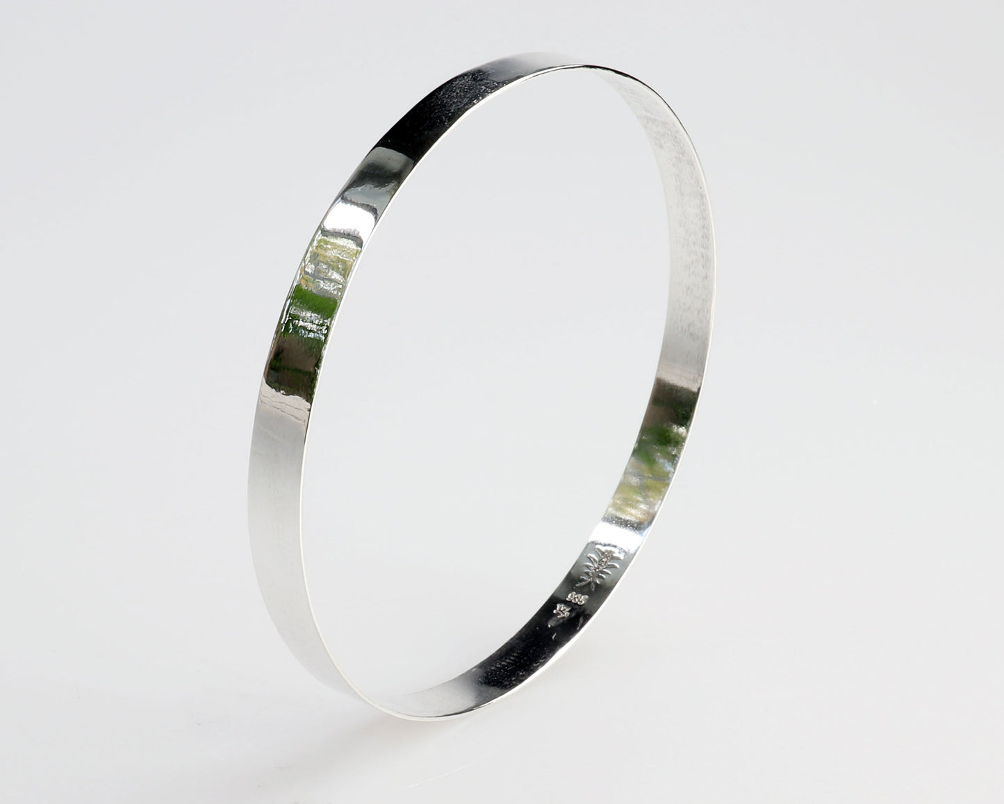 A high polish Flat Bangle Bracelet in tarnish resistant and hypoallergenic Argentium® 935 silver.  Pair with other bracelets for that modern and sophisticated look.
