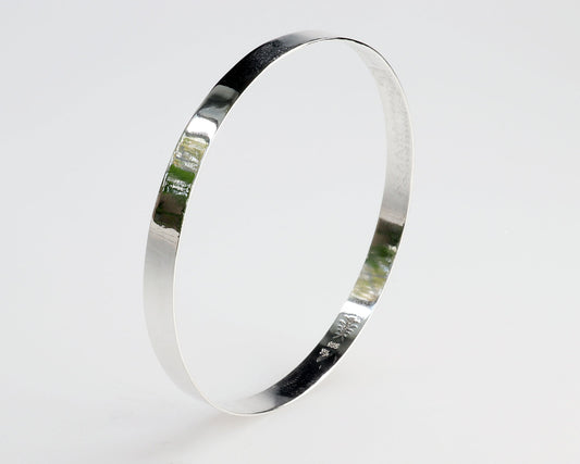 A high polish Flat Bangle Bracelet in tarnish resistant and hypoallergenic Argentium® 935 silver.  Pair with other bracelets for that modern and sophisticated look.