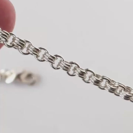 Demo clip 3+2 Argentium Chain closeup of design.