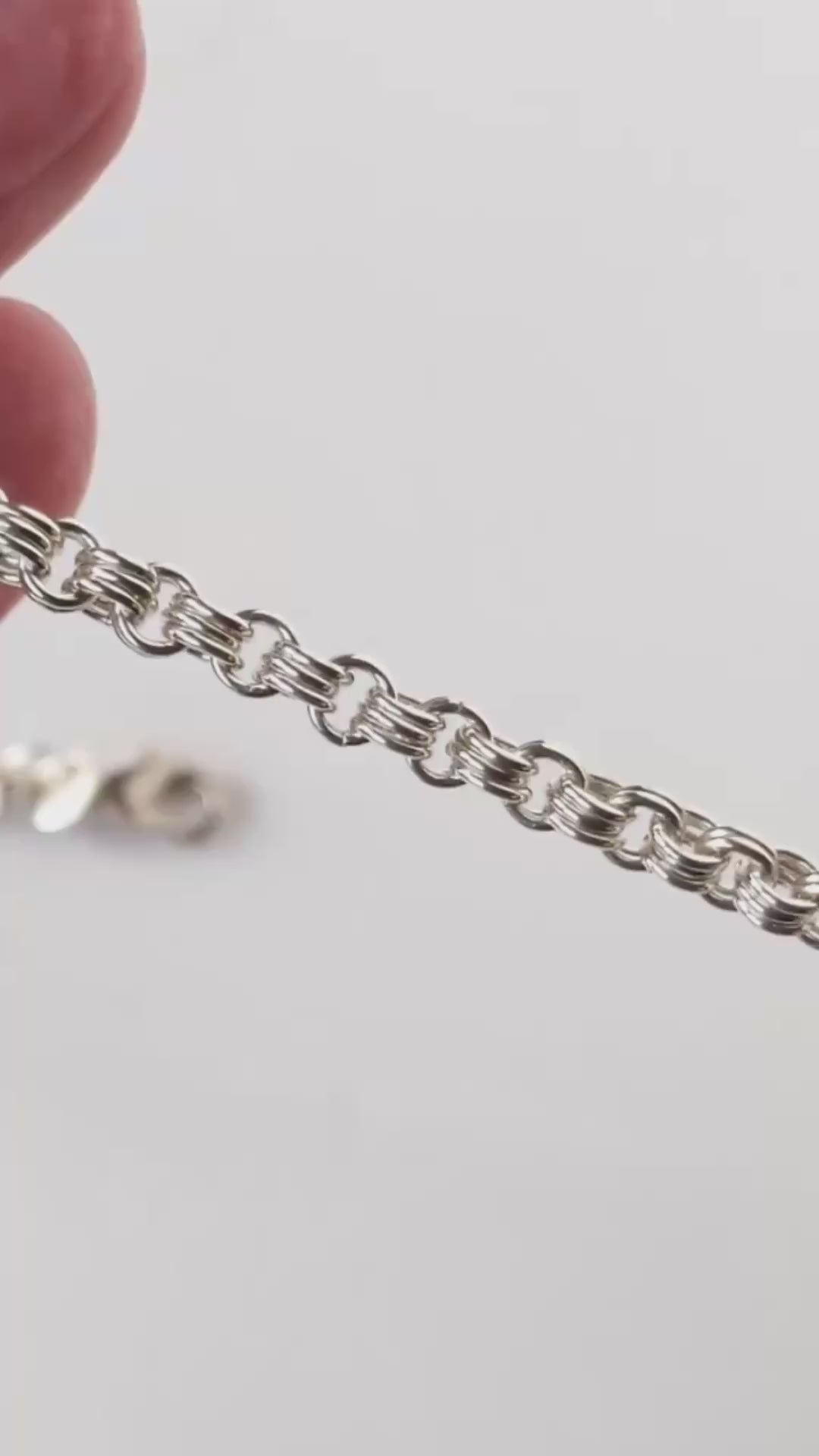 Demo clip 3+2 Argentium Chain closeup of design.