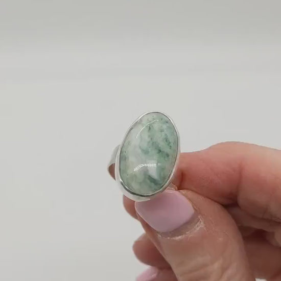 Demo Clip of the features of this Handcut Mariposite gemstone ring in polished Argentium 935 silver, size 7.75 shown on a hand
