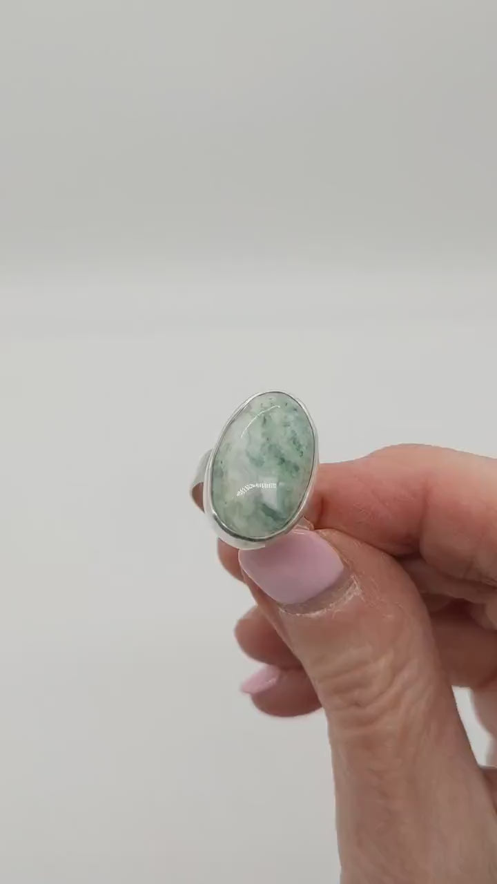 Demo Clip of the features of this Handcut Mariposite gemstone ring in polished Argentium 935 silver, size 7.75 shown on a hand
